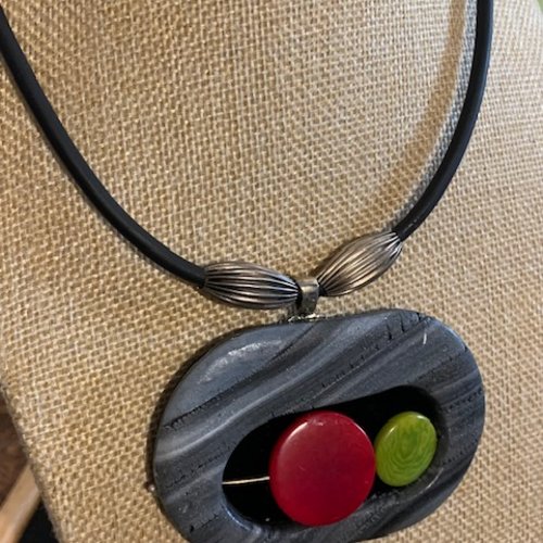 Pendentif en polymère, ivoire végétal, aluminium brossé