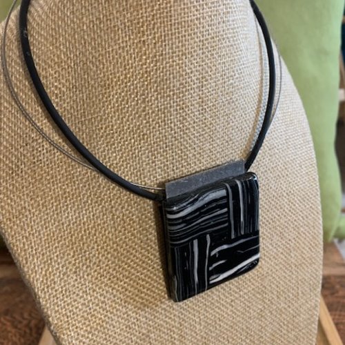 Pendentif en polymère, aluminium brossé