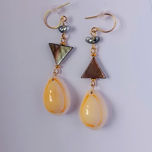 Boucles d'oreilles artisanales, keshis gris clairs, coquillages porcelaine beige et orange et nacres triangulaires