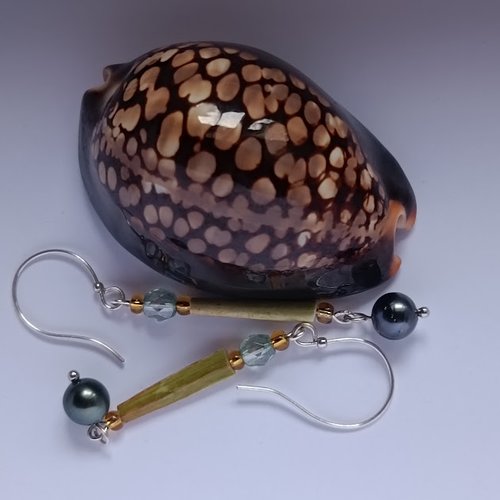 Boucles d'oreilles artisanales avec perles de tahiti, oursin crayon vert et perle facettée vert clair.