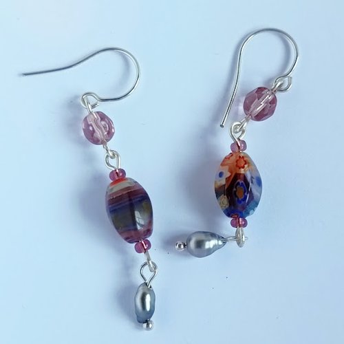 Boucles d'oreilles, keshis de tahiti gris clair, perles millefiori couleur tendre lilas et perles de verre facettées mauves clairs