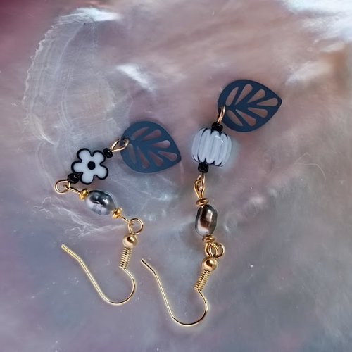 Boucles d'oreilles avec keshis de tahiti, perle de chevron et perles en forme de fleur en verre