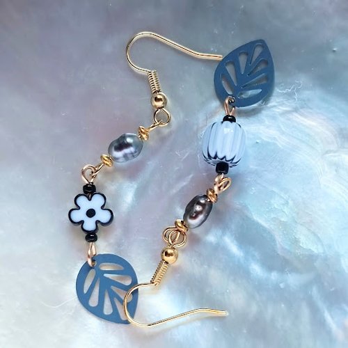 Boucles d’oreilles ornées de petits keshis de tahiti et d’un mélange harmonieux de perles de verre et de breloques
