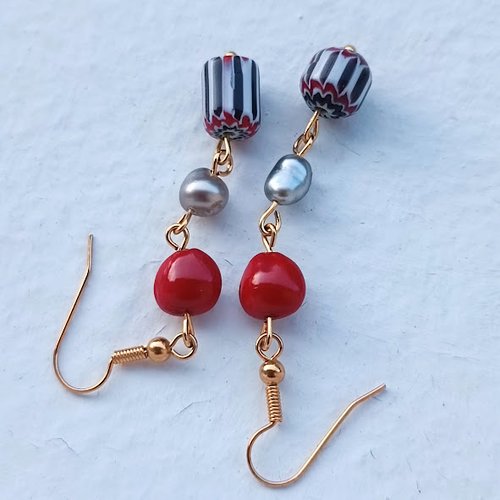 Boucles d'oreilles et superbes keshis de tahiti, graines l'église naturelles et perles de chevrons noires et rouges