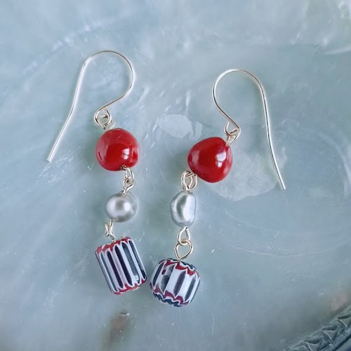 Boucles d'oreilles et superbes keshis de tahiti, graines l'église naturelles et perles de chevrons noires et rouges