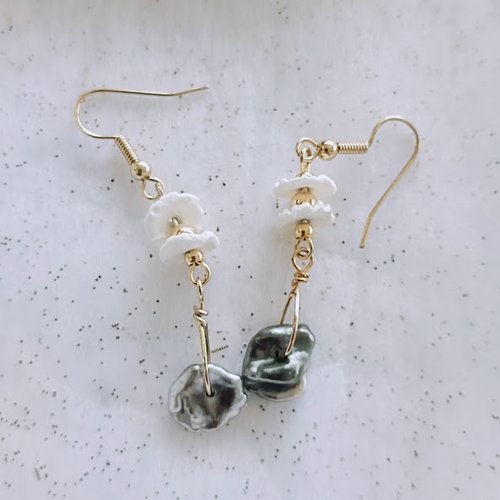 Boucles artisanales ornées de gros keshis plats de tahiti et de petits coquillages de corail blancs collectés sur le récif polynésien