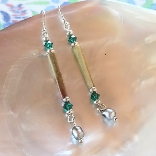 Boucles d'oreilles aux nuances de vert, petits keshis de tahiti et oursins crayon verts collectés sur le récif de makémo dans les tuamotu
