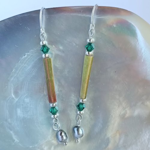 Boucles d'oreilles aux nuances de vert, petits keshis de tahiti et oursins crayon verts collectés sur le récif de makémo dans les tuamotu