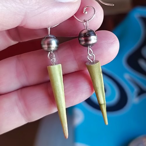 Boucles d'oreilles perles de tahiti cerclées aux mille reflets habillées d’oursins crayon verts travaillés à la main