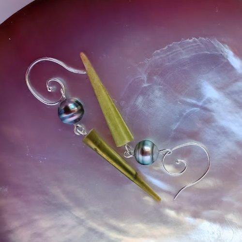 Boucles d'oreilles habillées d’oursins crayon verts travaillés à la main et très jolies perles aux mille reflets.