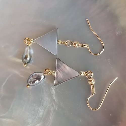 Keshis de tahiti aux délicats reflets argentés et nacre triangulaire sur acier inoxydable doré à l’or 18k.
