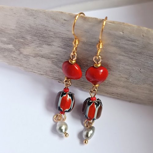 Boucles d'oreilles keshis de tahiti gris clair, perles de chevron et graines rouges l'église naturelles.