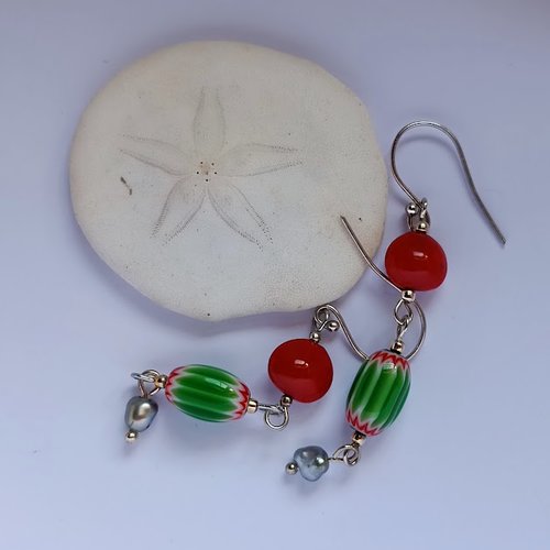 Boucles d'oreilles avec petits keshis de tahiti gris clair, perles de chevron verts et rouges et graines rouges naturelles.
