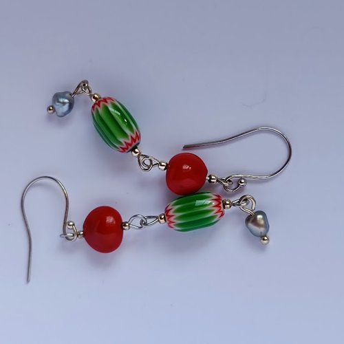 Boucles d'oreilles keshis perles de tahiti, perles de chevron verts et rouges et graines rouges naturelles.