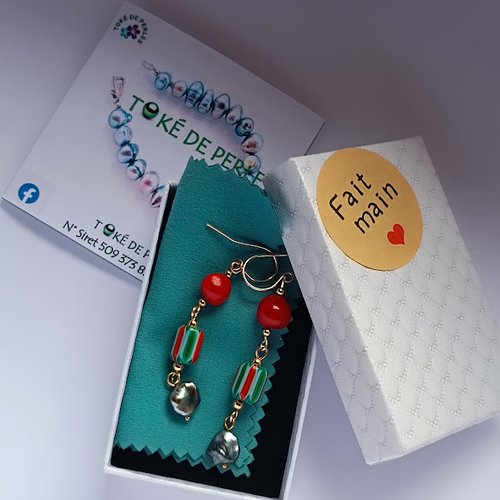 Subtilement élégantes, ces boucles d'oreilles associent la douceur des couleurs, l’éclat des keshis et la brillance de l'or.