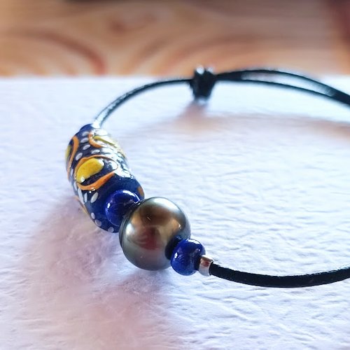 Bracelet perle de tahiti véritable sur cordon en cuir et perle africaine artisanale en verre