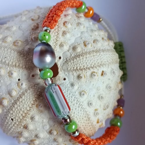 Bracelet macramé orange vif et vert avec perle de tahiti et perles de rocaille colorées