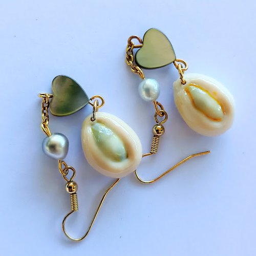 Boucles keshis perles de tahiti, nacres et coquillages naturels