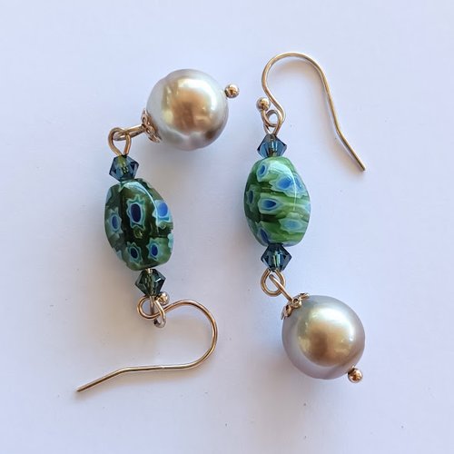 Boucles d’oreilles perles de tahiti nacrées et verres millefiori, bijou artisanal raffiné vert bleu