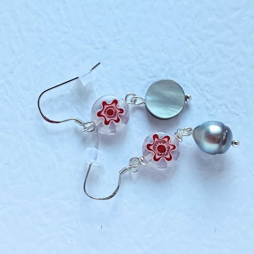 Collection fleurie  parure boucles et bracelet assortis perles de tahiti, fleurs de verre rouges et blanches sur argent 925