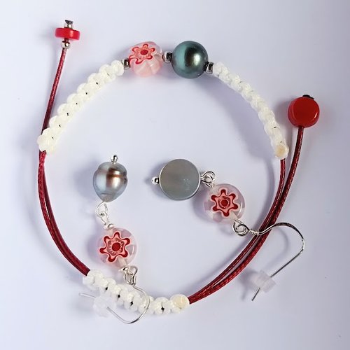 Parure boucles et bracelet assorti - perles de tahiti, fleurs de verre rouges et blanches sur argent 925