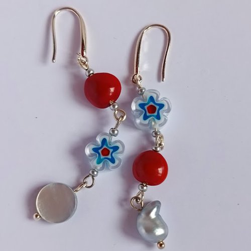 Collection fleurie - boucles et bracelet assortis perle & keshi de tahiti, fleurs rouges et bleues