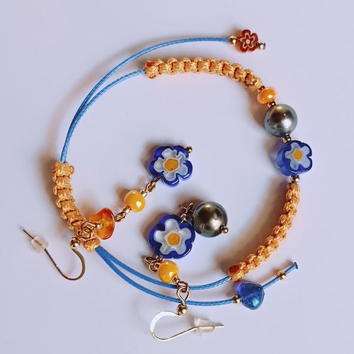 Parure perles de tahiti véritables - bracelet boucles d'oreilles assorties - fleurs de verre orange et bleu marine - acier inoxydable doré