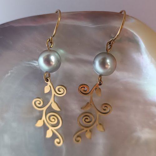 Boucles d’oreilles arabesques, perles de tahiti, acier inoxydable doré – toke de perles