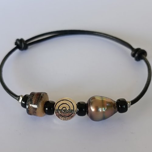 Bracelet homme cuir orné d'une perle véritable de tahiti, d’une perle africaine et d’une breloque spirale en argent vieilli