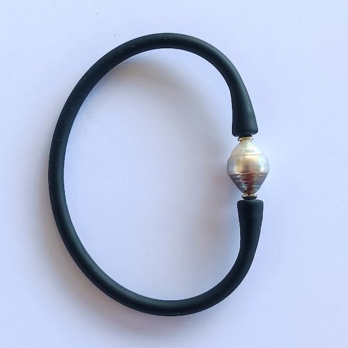 Bracelet homme en silicone noir et véritable perle de tahiti baroque cerclée en forme de goutte