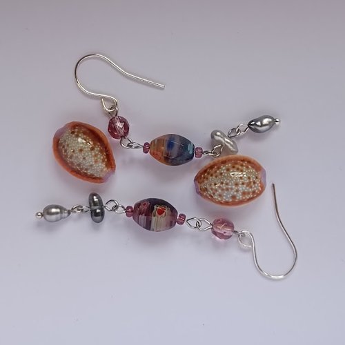 Boucles d'oreilles, keshis de tahiti gris clair, perles millefiori couleur tendre lilas et perles de verre facettées mauves clairs
