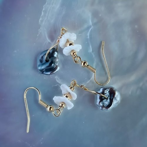 Boucles d'oreilles avec gros keshis plats et petits coquillages de corail blancs collectés sur le récif polynésien