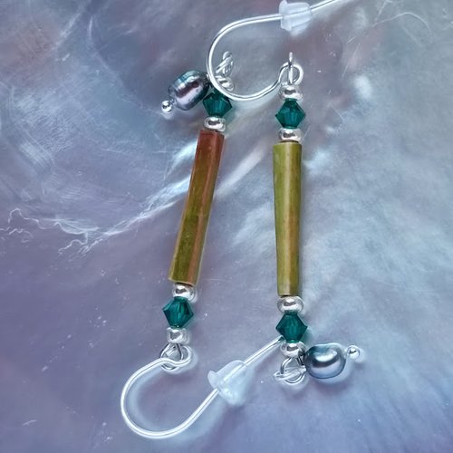 Boucles d'oreilles aux nuances de vert, petits keshis de tahiti et oursins crayon verts collectés sur le récif de makémo dans les tuamotu