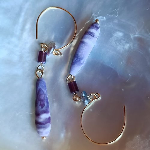 Boucles d'oreilles, petits keshis de tahiti et oursins crayon violets