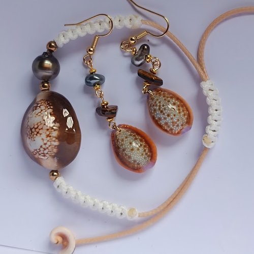 Ensemble assorti bracelet macramé et boucles d'oreilles avec petits keshis et porcelaines collectées sur le récif de makémo..