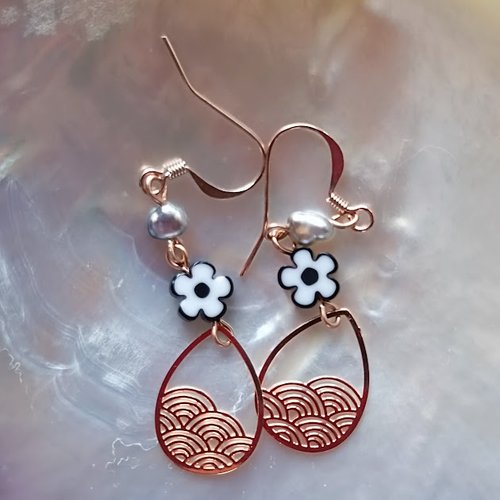 Boucles d'oreilles keshis de tahiti, petites fleurs blanches et noires et breloques dorées rose