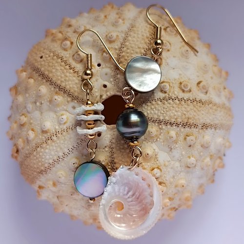 Boucles d'oreilles réalisées à la main, mélange de perle de nacres et de coquillages de tahiti.