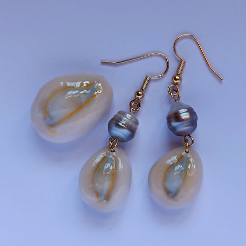 Boucles d'oreilles réalisées à la main avec de très belles perles cerclées de style baroque et coquillages de porcelaine.
