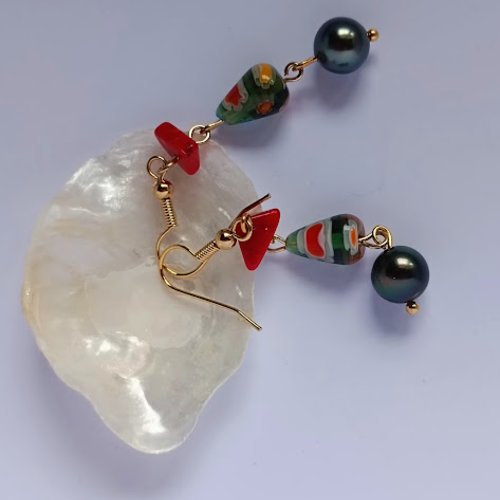 Boucles d'oreilles flashy avec jolies perles de tahiti, perles millefiori mélange de couleurs et éclats de coquillage rouge.