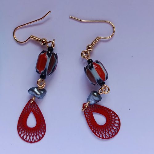 Boucles d'oreilles petits keshis de tahiti, perles de chevron rouges et noires et breloques rouges..