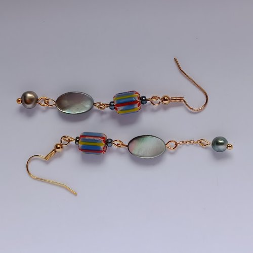 Boucles d'oreille, keshis de tahiti ronds gris nacrés, perles de chevron artisanales et nacres ovales.