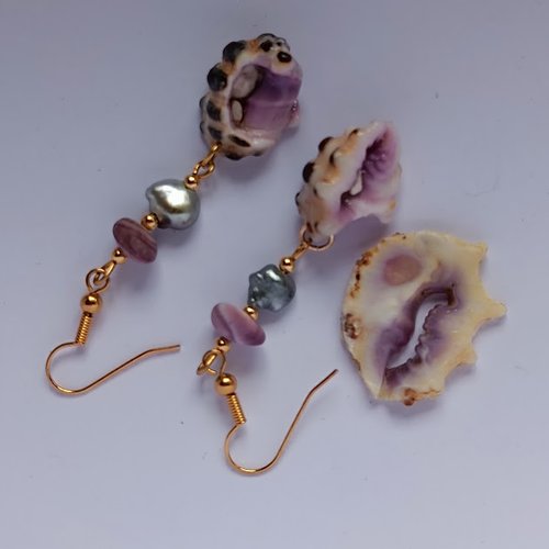 Boucles d'oreilles avec keshis de tahiti montées sur brisure de coquillage et d'oursin crayon aux tons violets naturels