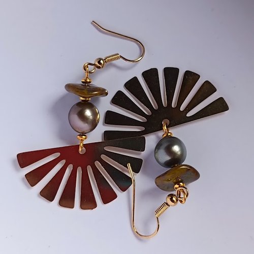 Boucles d'oreilles et très belles perles rondes de tahiti, perles de céramique et breloques dorées.