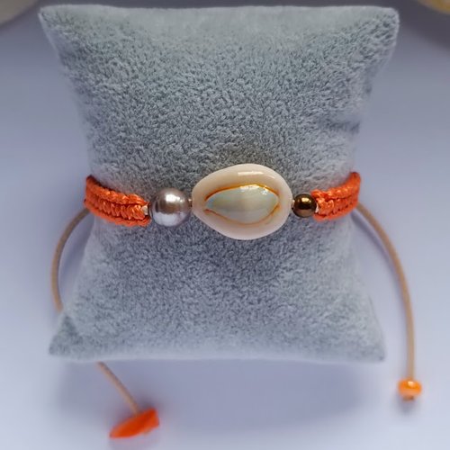 Bracelet perle de tahiti avec coquillage œil de chat orange et beige, et perles de cuivre.sur tissage macramé