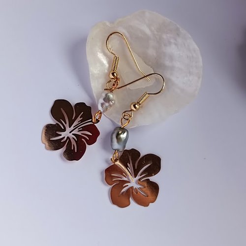 Boucles d'oreilles breloques fleurs d'ibiscus dorées et keshis de tahiti.