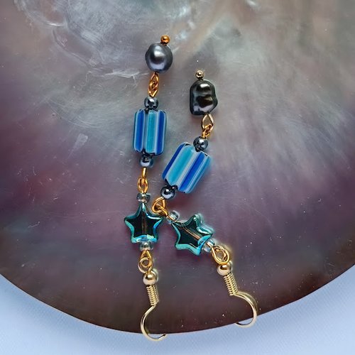 Boucle d'oreille keshis de tahiti sur acier inoxydable doré à l'or 18k, perles de chevron bleues et perles de verre en forme d'étoiles