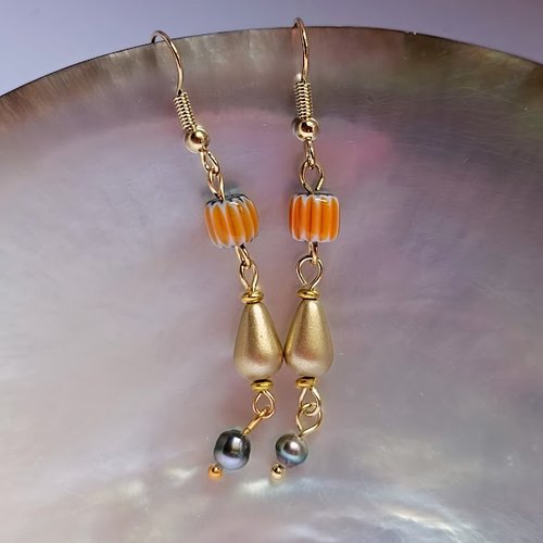 Boucles d'oreilles, keshis de tahiti et perles de verre orange et dorées