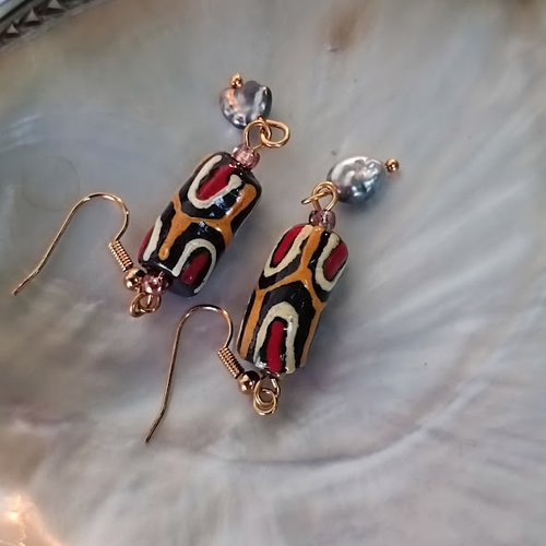 Boucles d'oreilles keshis de tahiti et perles africaines de côte d'ivoire