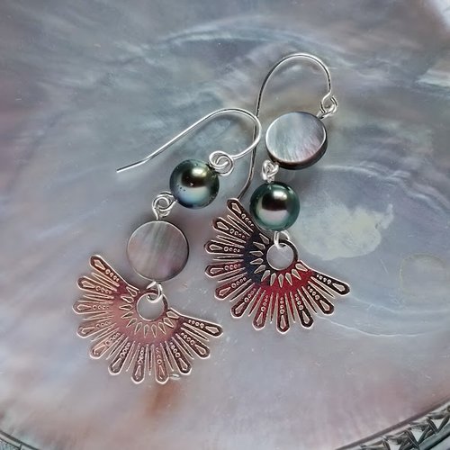 Boucles d'oreilles asymétriques argent, perles rondes de tahiti, nacres et pendentifs demi soleil évidé en placage argent fin