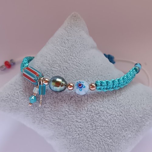 Bracelet en macramé aux nuances turquoise, sublimé par une perle de tahiti et des touches raffinées d’or et de verre